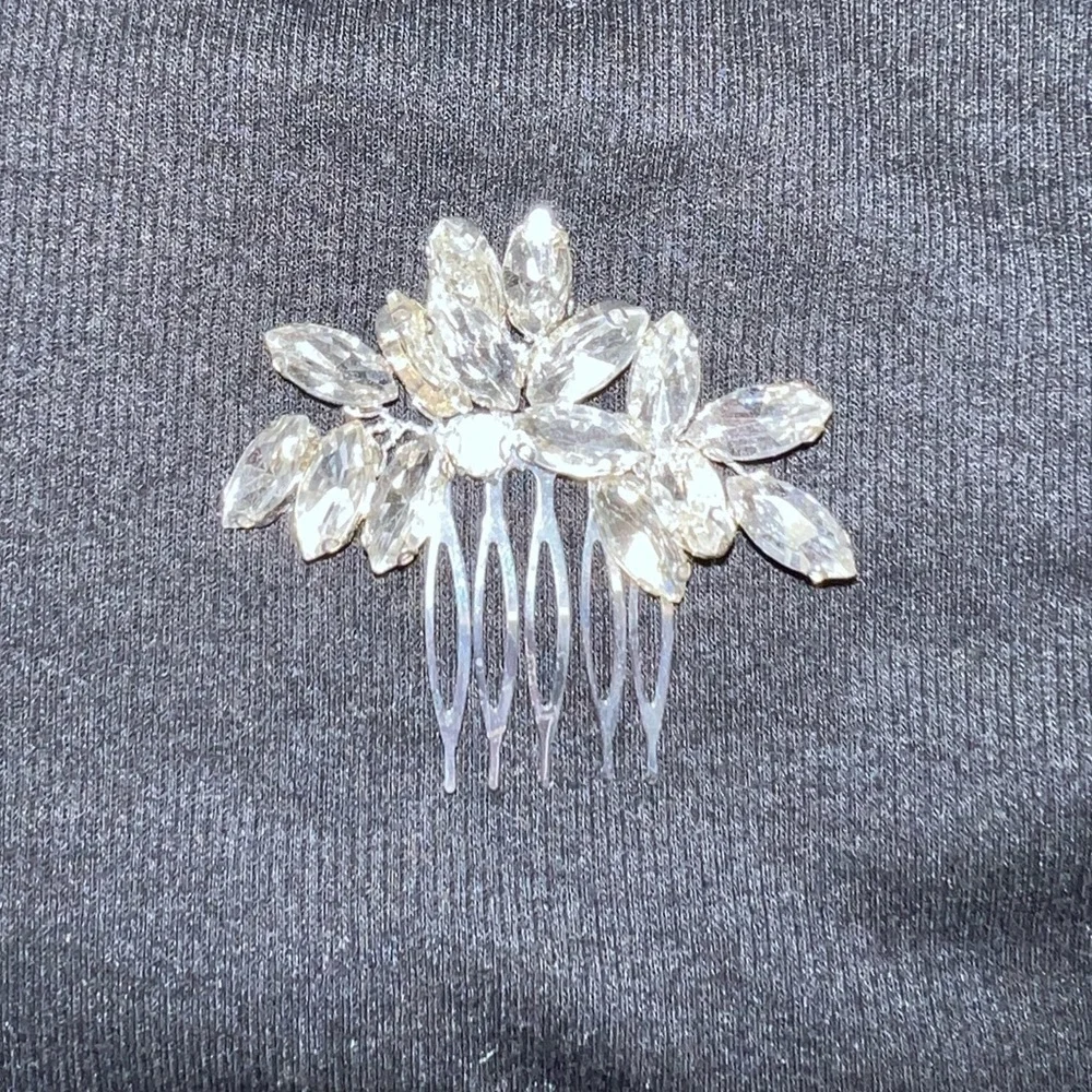 Elegant rhinestone hair clip